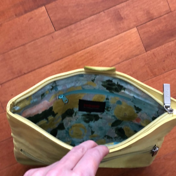 Lime green HOBO magnetic leather clutch - Picture 4 of 7